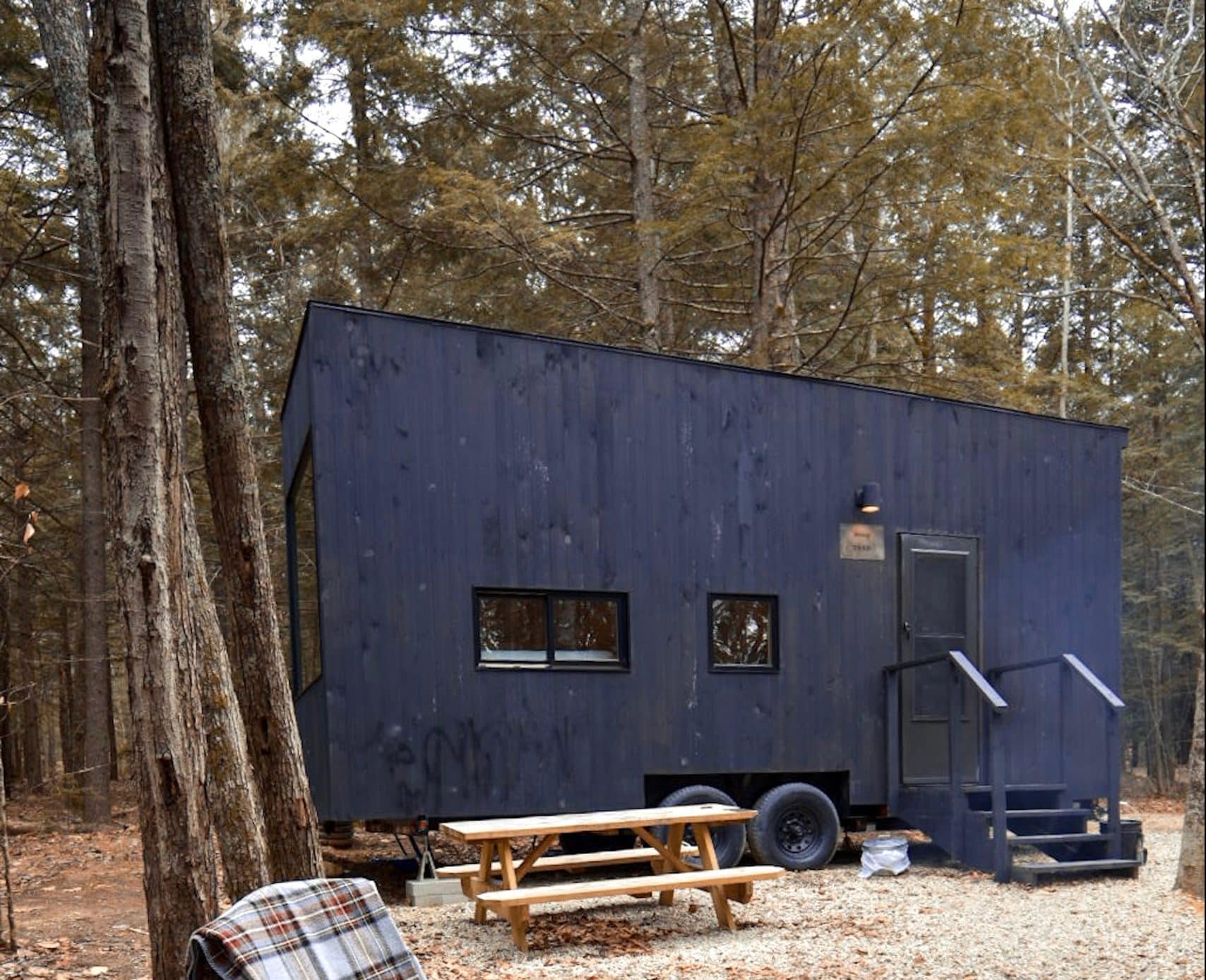 Une Tiny House dans une forêt